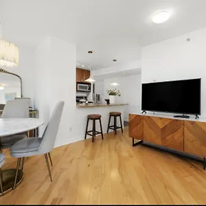  Apartment Lovely One-bedroom With Pool, Hot Tub, And Gym In The Heart Of Downtown, Skytrain 3min Away